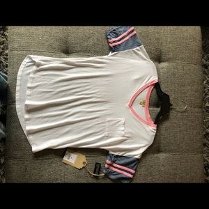 Cute white tee longer in the back with pocket